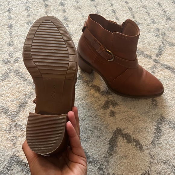 Clark’s brown boots Sz 8.5 - Picture 2 of 3